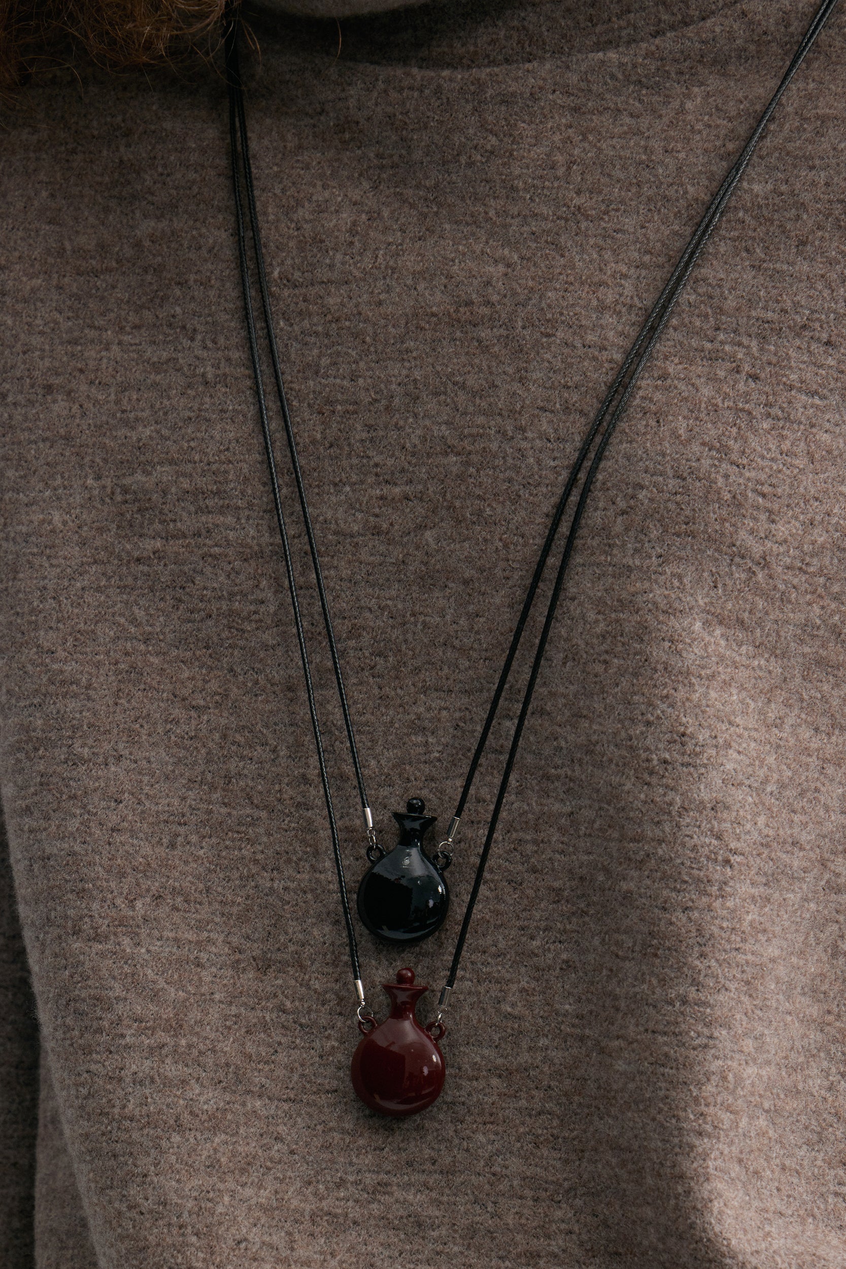 Flask-shaped Pendant Necklace Black - Image 3