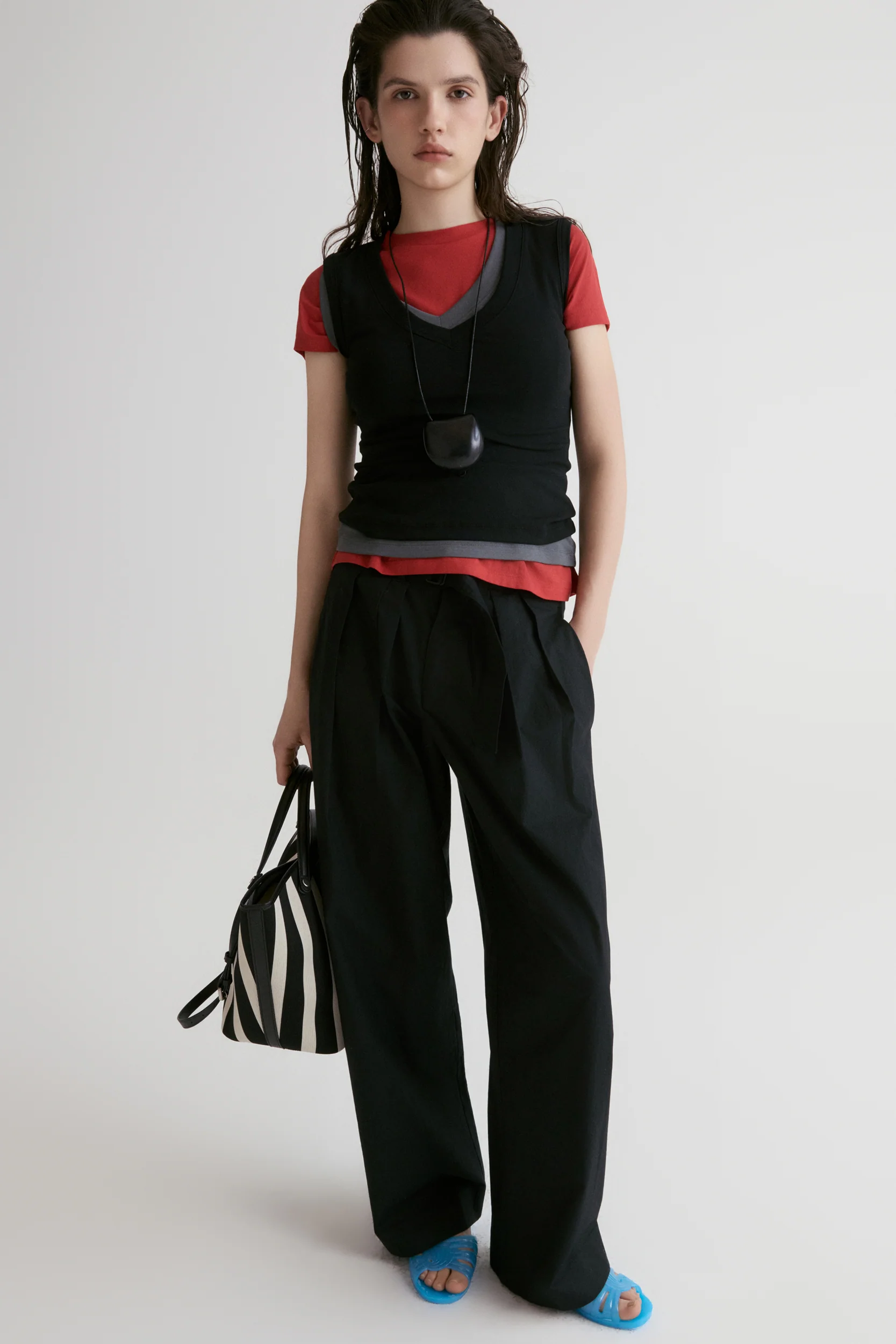 Slim V- neck T-shirt-Black - Image 2