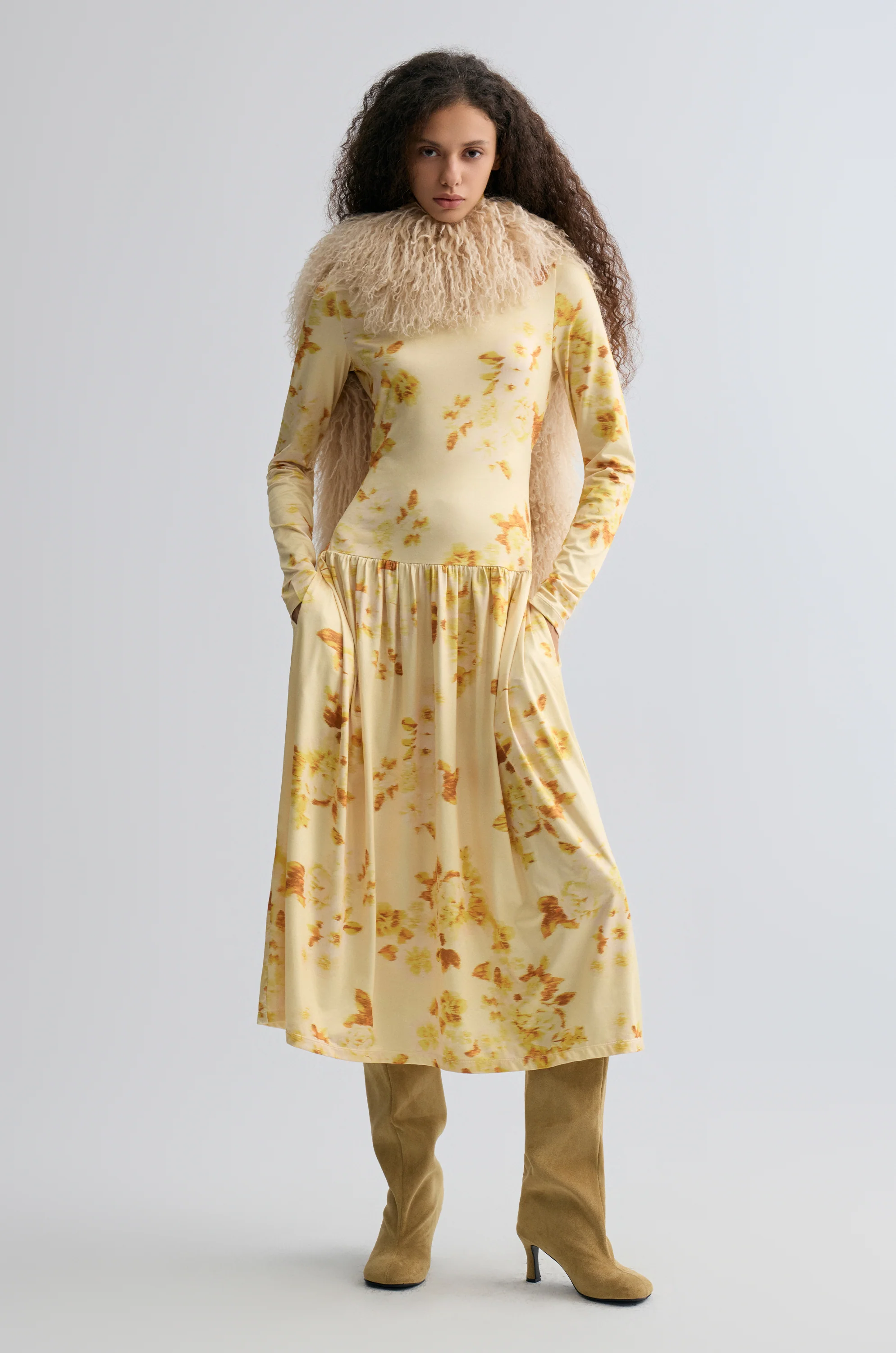 Whisper Long-haired Lamb Scarf Beige - Image 4